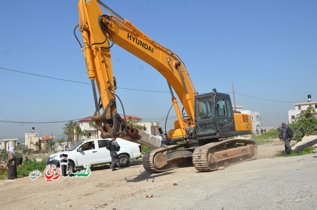 فيديو: قوات كبيرة ومُدججة بالدبابات والصواريخ تهدم اساسات بيت الشيخ غازي عيسى بحجة البناء في ارض المنهال ...